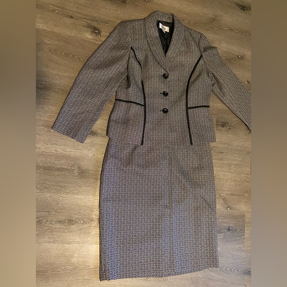 Le Suit Skirt Suit, new no tags size 16. Retails for $104.95